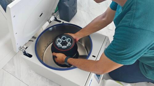 Ein thailändischer Kunde kaufte die Zentrifuge Cenlen 2050 zur Pelletierung (Sedimentation) mikrobieller Zellen.