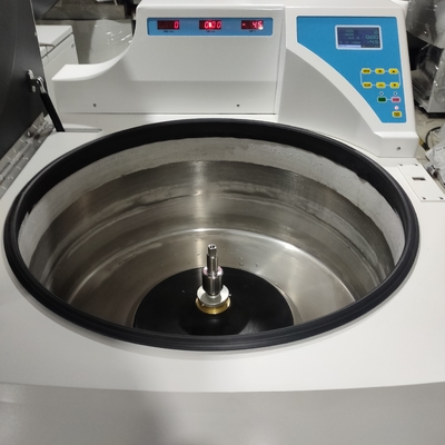 Boden große Kapazität CFL6R 6×1000ml, der gekühlte Zentrifuge in 6000rpm steht